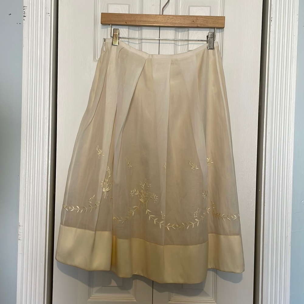 Beautiful Ann Taylor mid skirt. The skirt is lined and has silk embroidered. - Picture 1 of 5